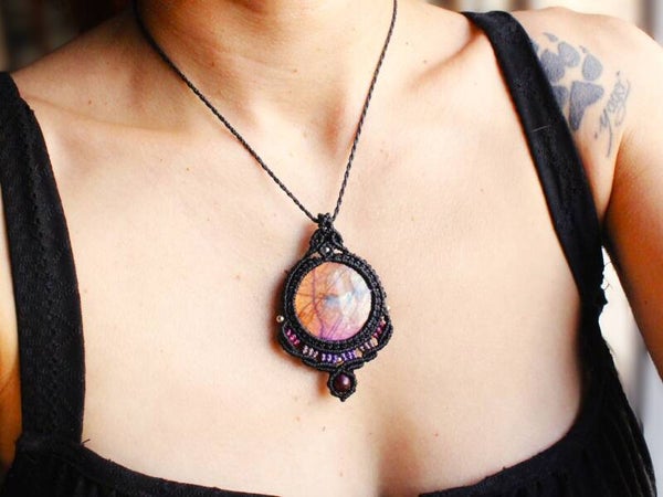 Colgante Venus con Espectrolita multicolor y bolita de Turmalina.