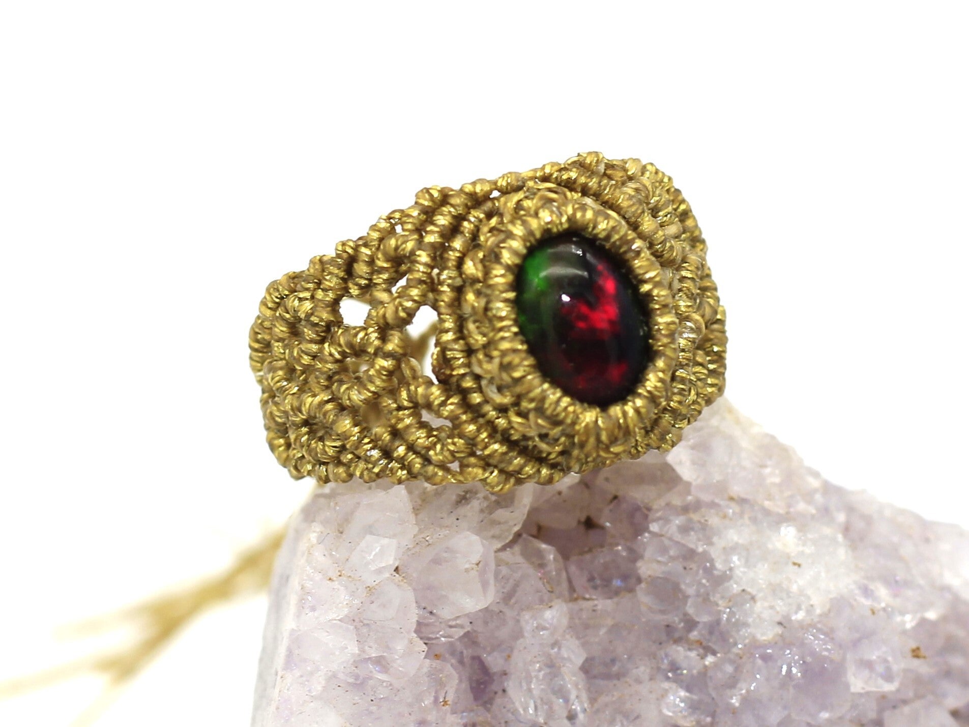 Anillo micro macramé con Ópalo Welo de fuego negro. Dorado