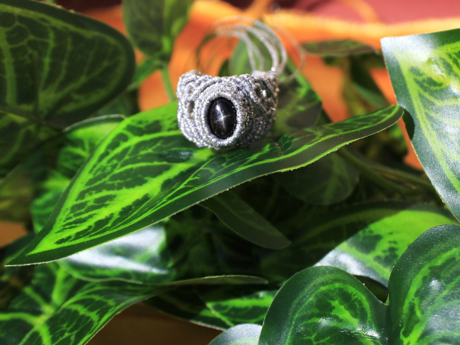 Anillo micro macramé con Black Star. Plateado.