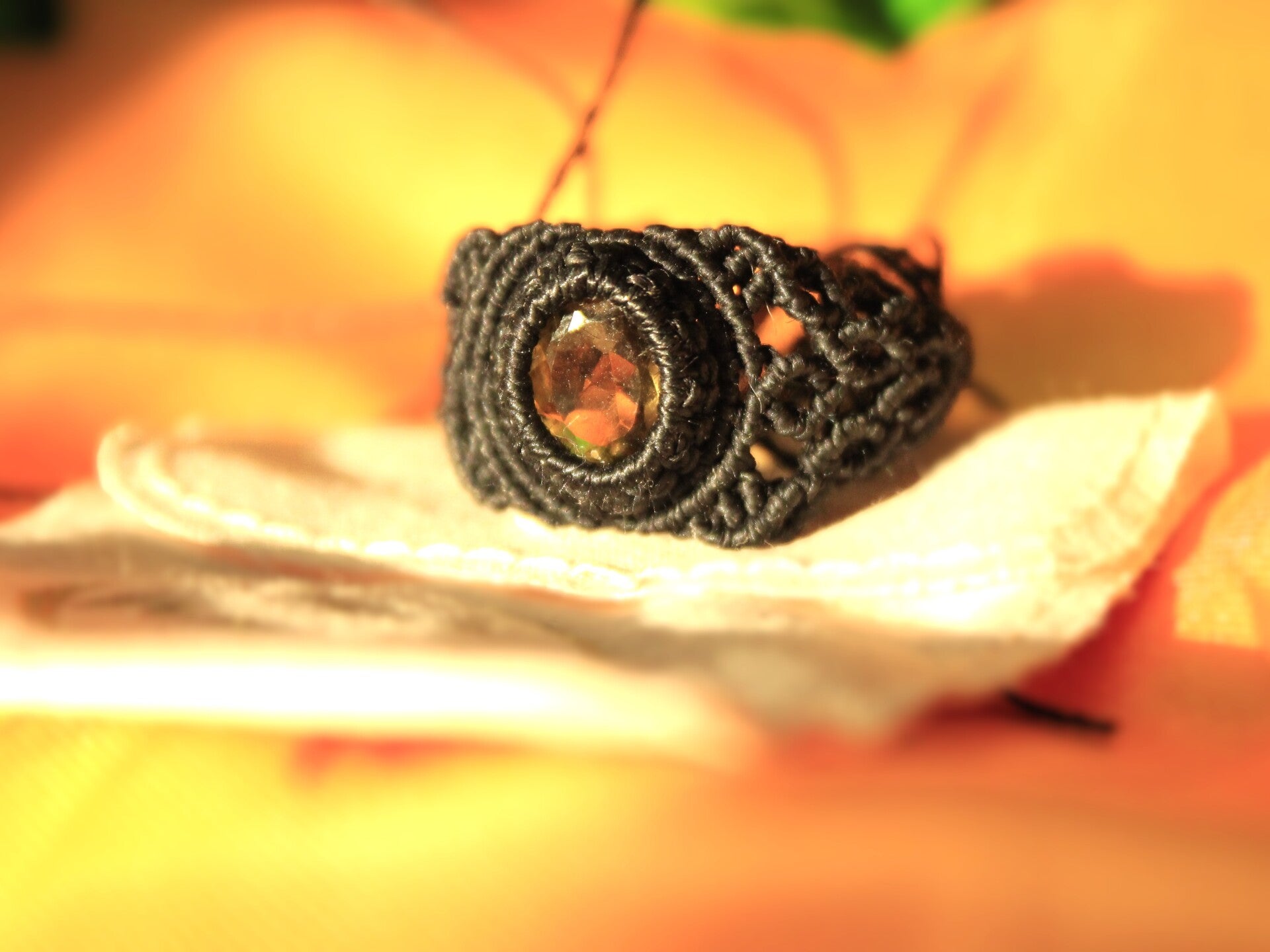 Anillo micro macramé con Citrino facetado. Negro.