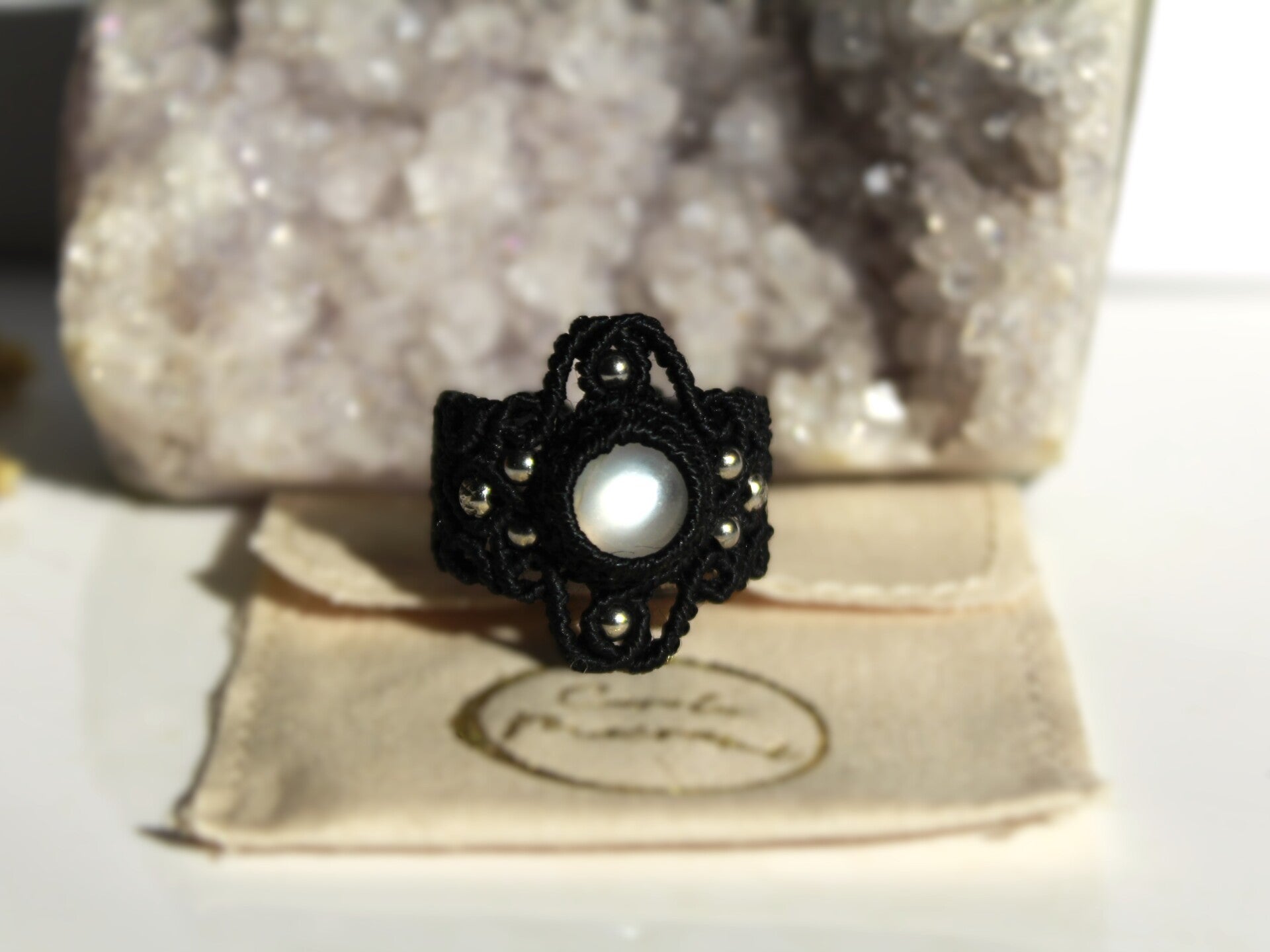 Anillo micro macramé con Adularia. Negro.