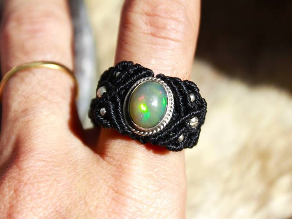 Anillo micro macramé con Ópalo de fuego etíope. Plata de Ley