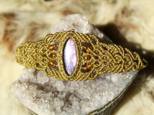 ✨Pedido personalizado Matilde. Brazalete ancho con espectrolita púrpura.
