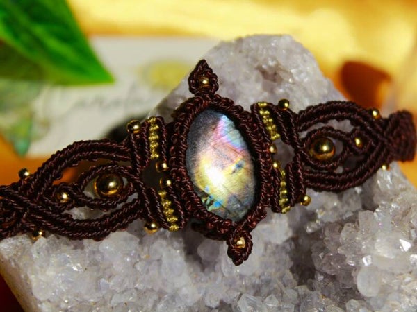 Brazalete o pulsera con Espectrolita. Marrón chocolate y dorada.