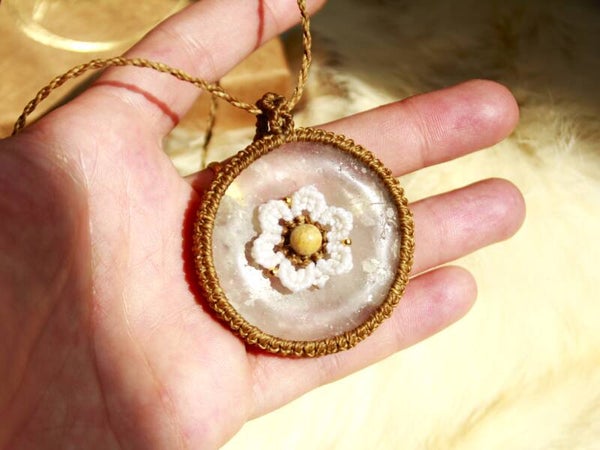 Colgante Micalma, Cuarzo lechoso con Auras y bolita de Coral fósil.