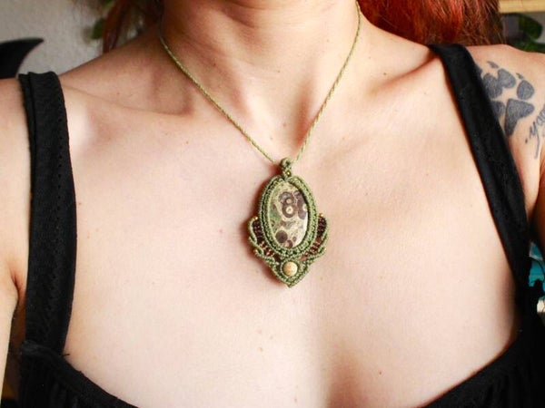 Colgante Venus con Jaspe Ojo de pajaro verde y cuenta de Jaspe dendrita.