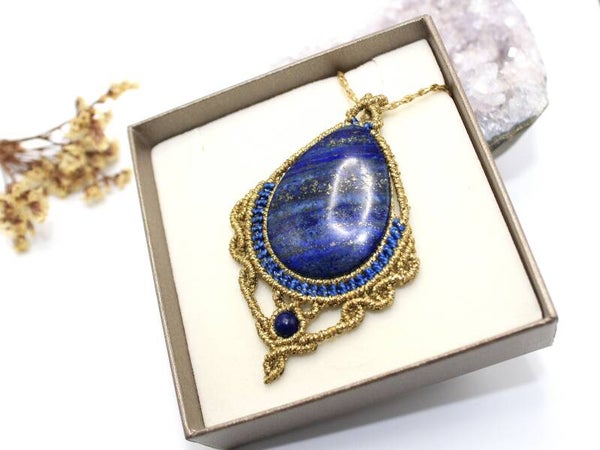 Colgante macramé con Lapislázuli. Dorado y azul marino.
