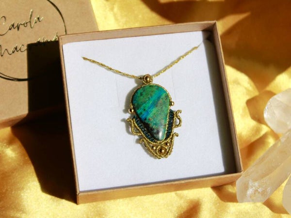 Colgante con Crisocola. Dorado y esmeralda.