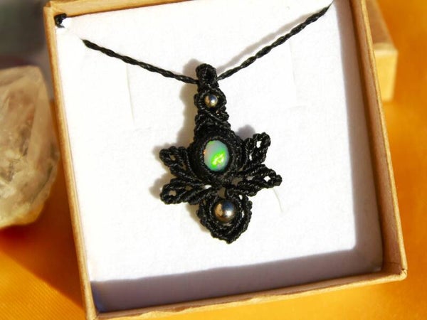 Colgante hojita con Ópalo de fuego etíope. Negro