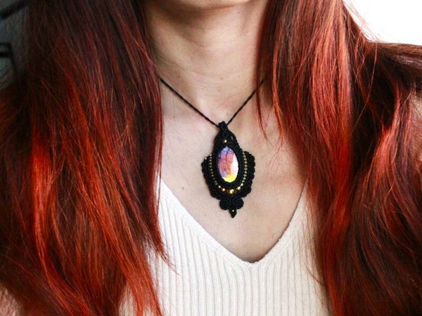 Colgante con Espectrolita multicolor. Negro y dorado.