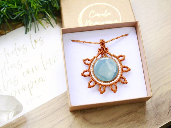 Collar colgante de macramé ''Surya'' con Ónix Cielo. Camel y blanco.