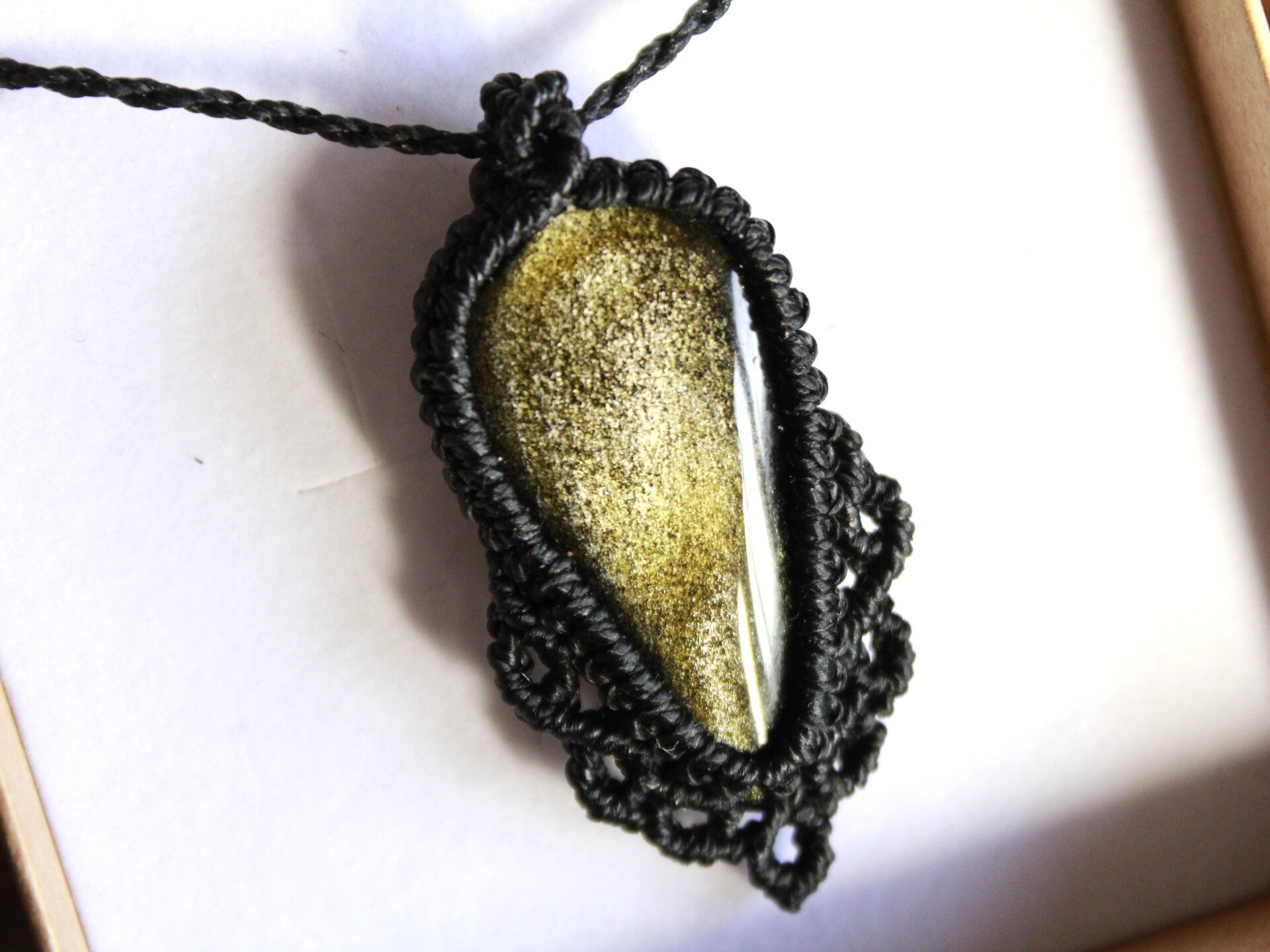 Colgante de macramé con Obsidiana dorada.