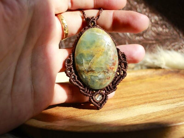 Colgante de macramé con Ónix Cielo grande y cuenta de Prehnita.