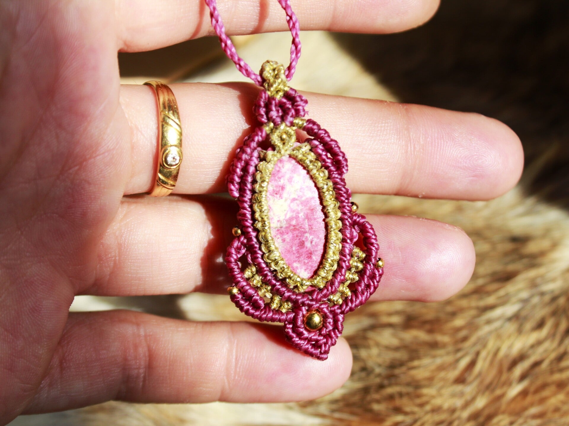 Colgante con Thulita rosa.