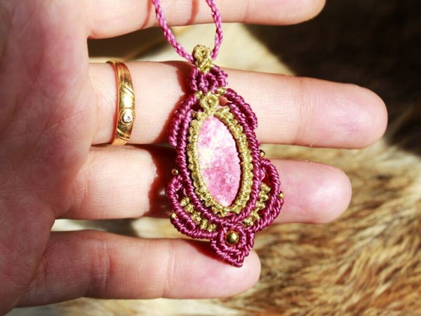 Colgante con Thulita rosa.