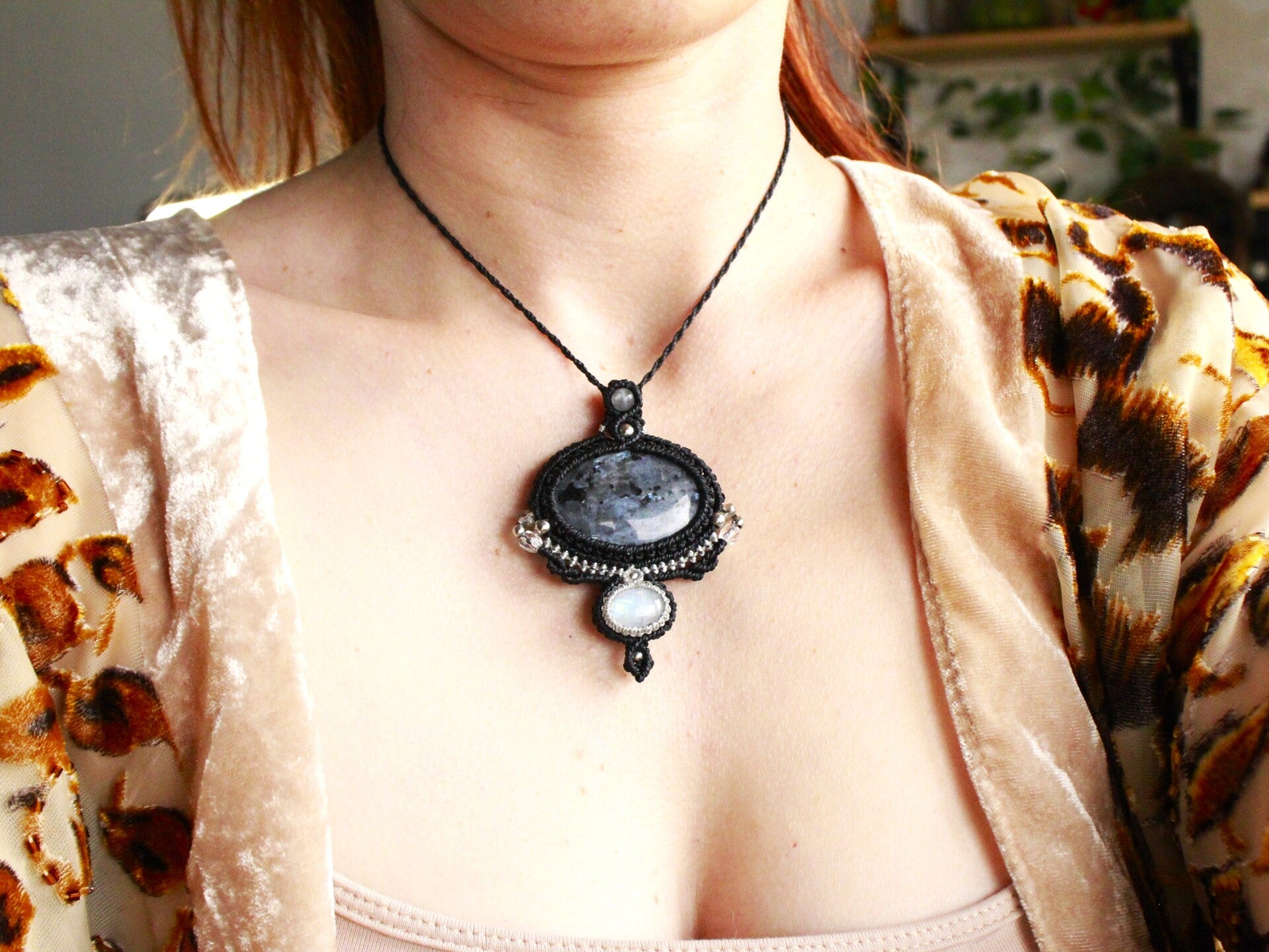 Colgante con Larvikita Noruega y Piedra Luna.