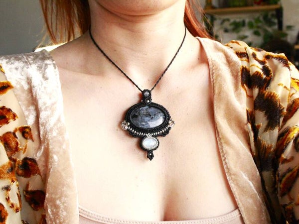 Colgante con Larvikita Noruega y Piedra Luna.