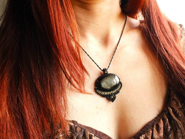 Colgante de macramé con Obsidiana dorada.