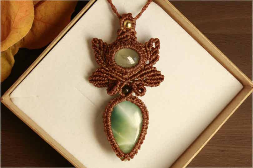 Colgante único con Hemimorfita verde, Prehnita y Turmalina Verde