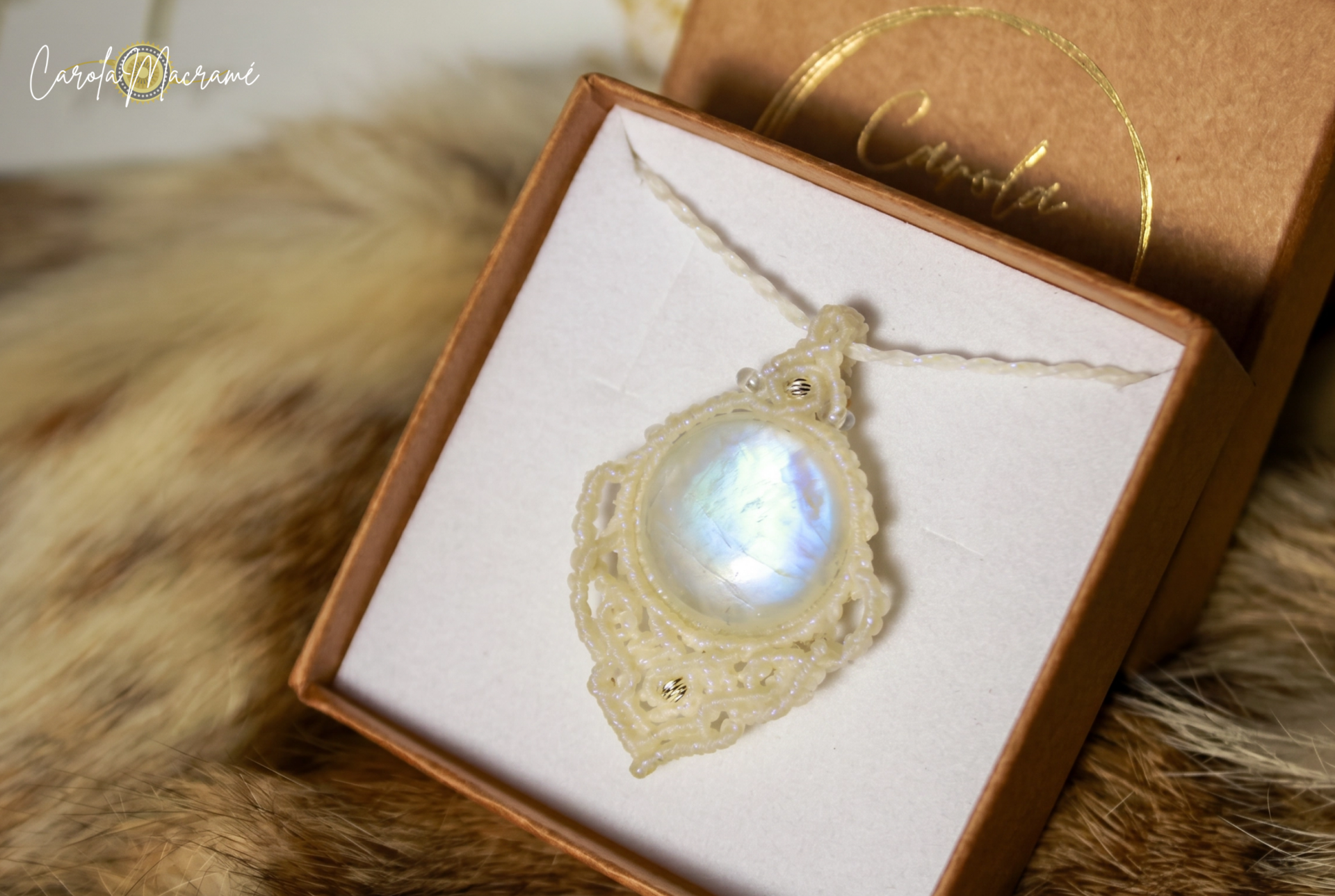 Colgante Mantra con Piedra Luna y cuentas de Plata. Blanco irisado