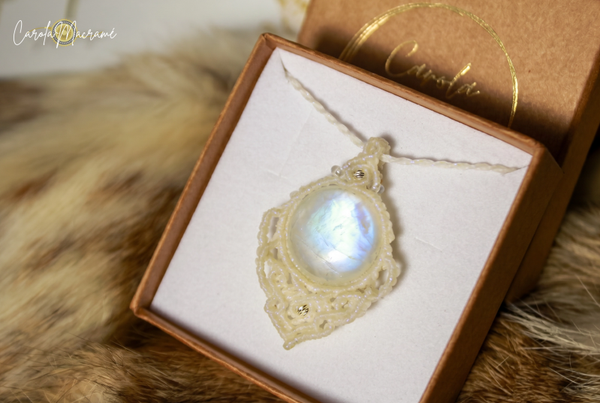 Colgante Mantra con Piedra Luna y cuentas de Plata. Blanco irisado