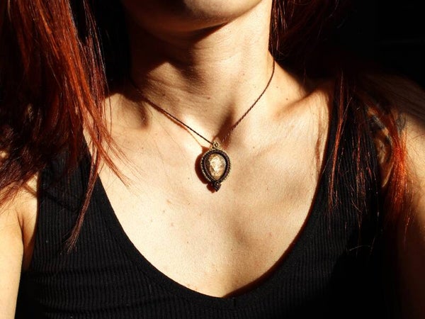 Colgante Venecia con Zafiro dorado facetado.