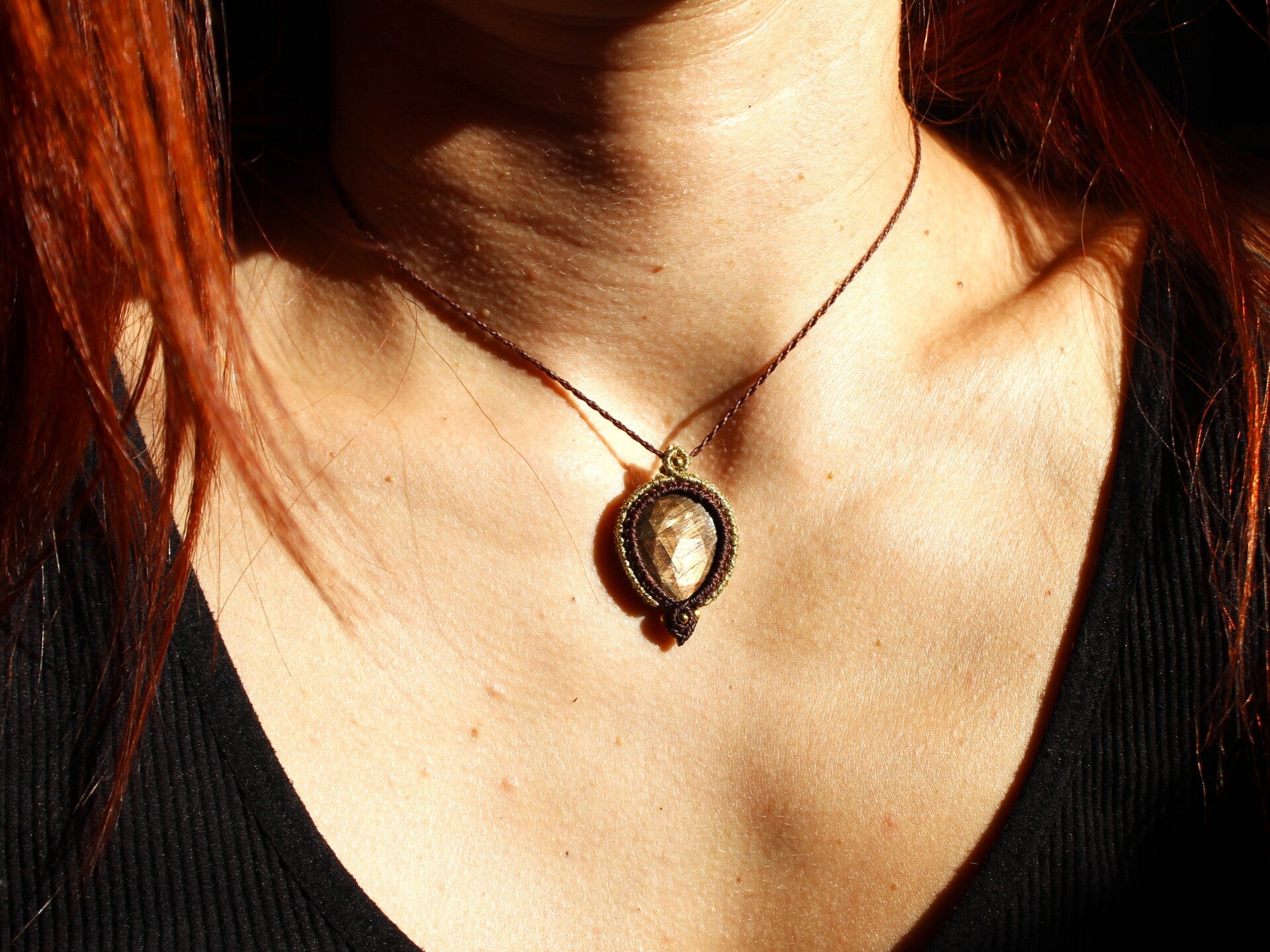 Colgante Venecia con Zafiro dorado facetado.