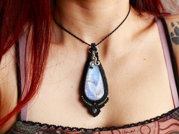 Gran Colgante único con Piedra Luna y Trisquel. Plata de Ley