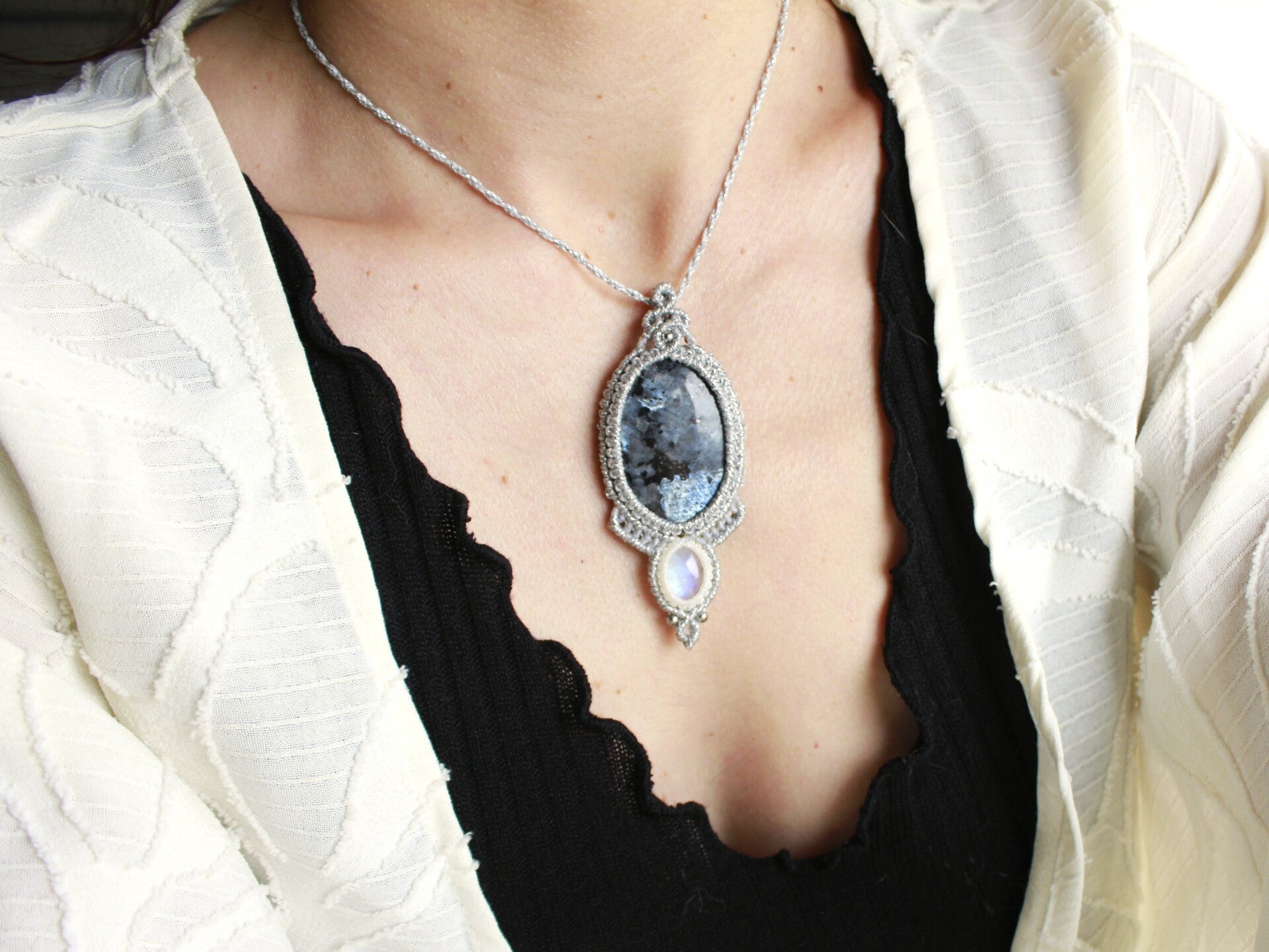 Colgante con Larvikita Noruega y Piedra Luna.