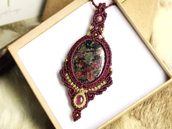 Colgante único con Eudialita y Turmalinas rosas.