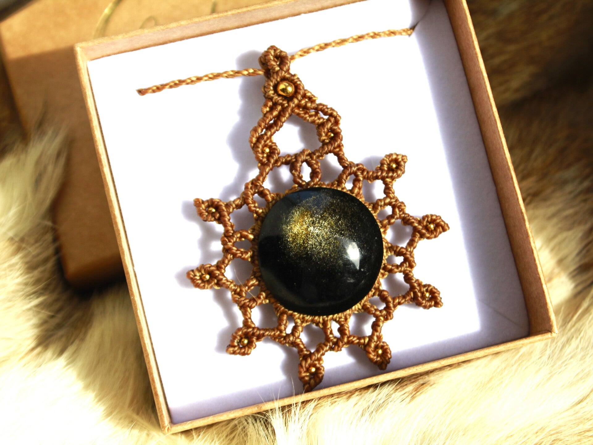 Colgante de macramé ''Helios'' con Obsidiana dorada.