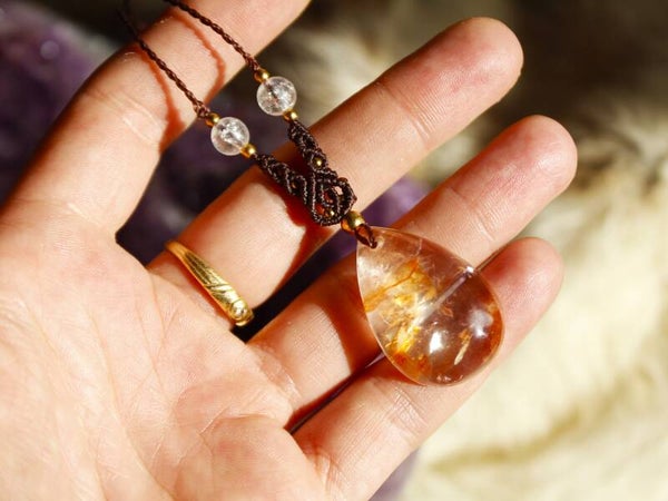 Colgante único Cuarzo fantasma naranja y Cuarzo arcoíris.