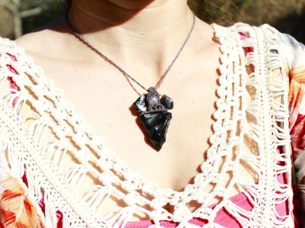 Collar flecha de Obsidiana mexicana grande y Labradorita morada.