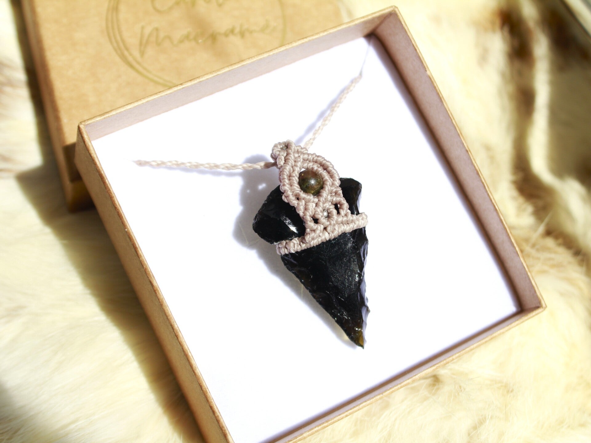 Collar flecha de Obsidiana mexicana y Turmalina bicolor.