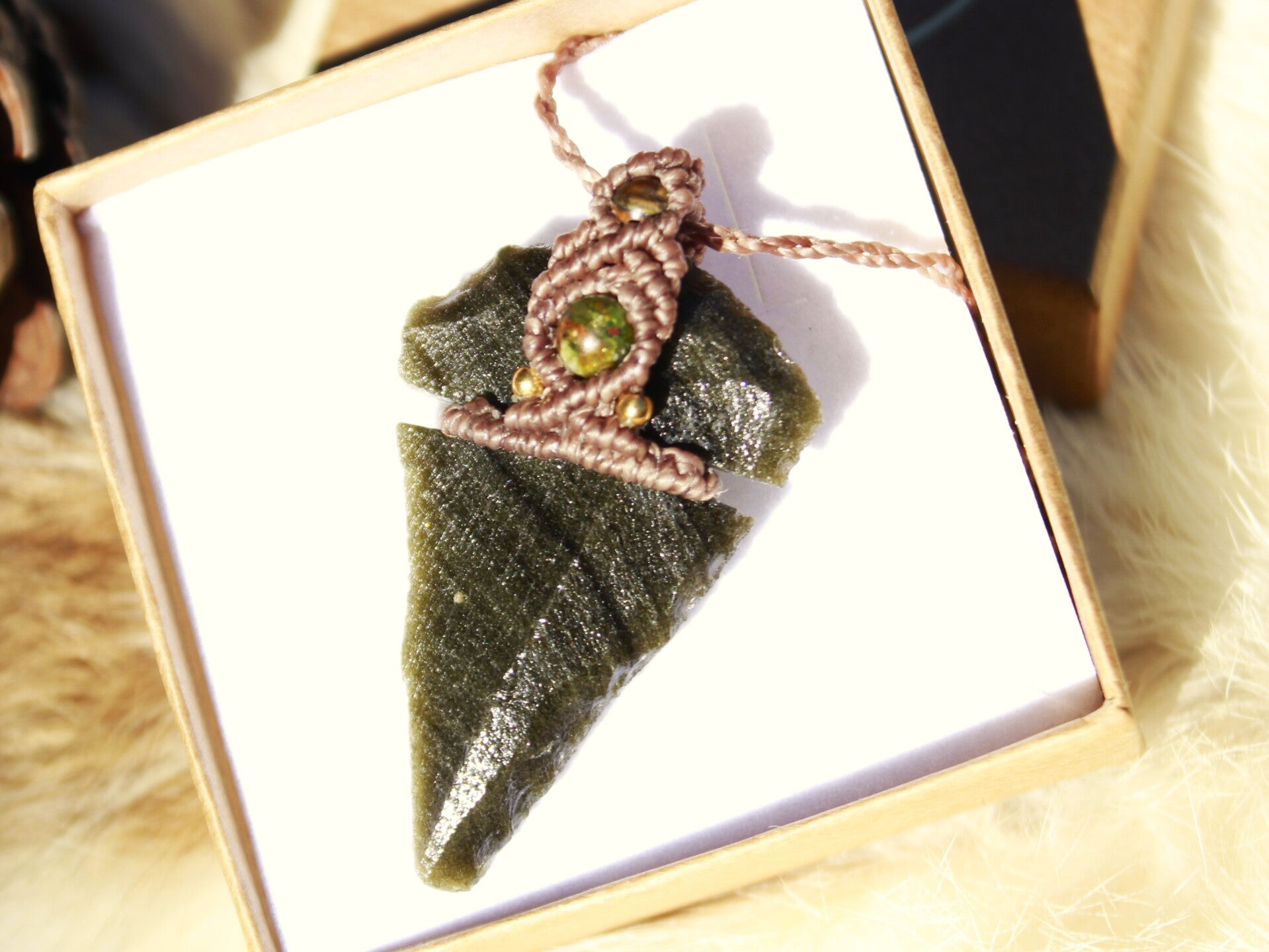 Collar flecha de Obsidiana dorada grande y cuentas de Turmalina bicolor y Ojo de Tigre