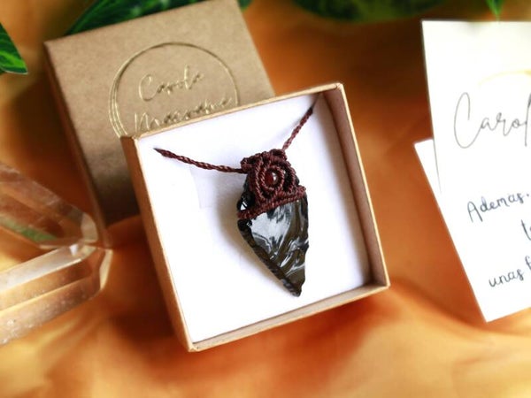 Collar flecha de Obsidiana mexicana y granate. Marrón chocolate