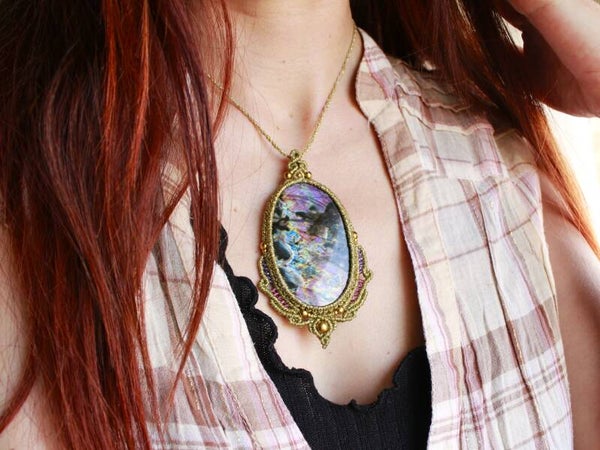 Gran Colgante Venus con Espectrolita multicolor.