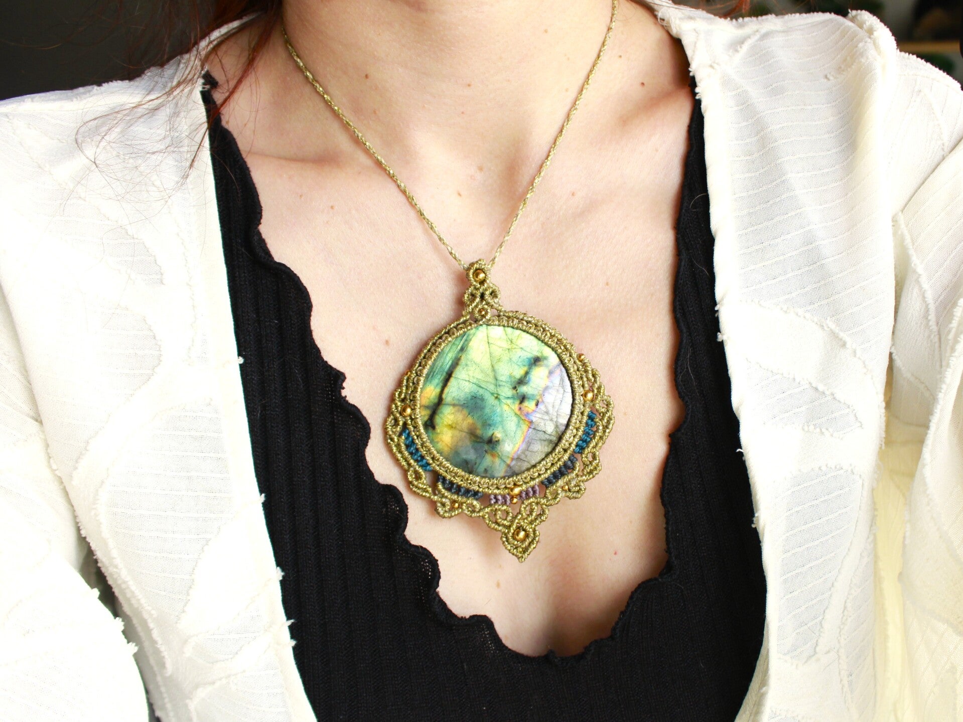 Gran Colgante Venus con Espectrolita multicolor.