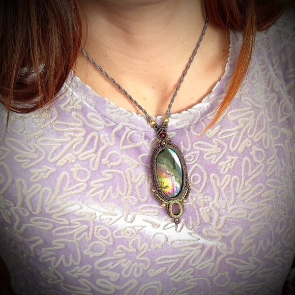 Colgante único con Espectrolita y Amatista facetada. Lila y dorado.