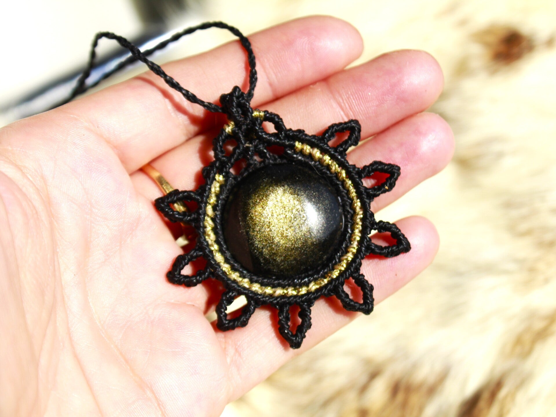 Colgante Surya con Obsidiana Dorada. Negro y dorado.