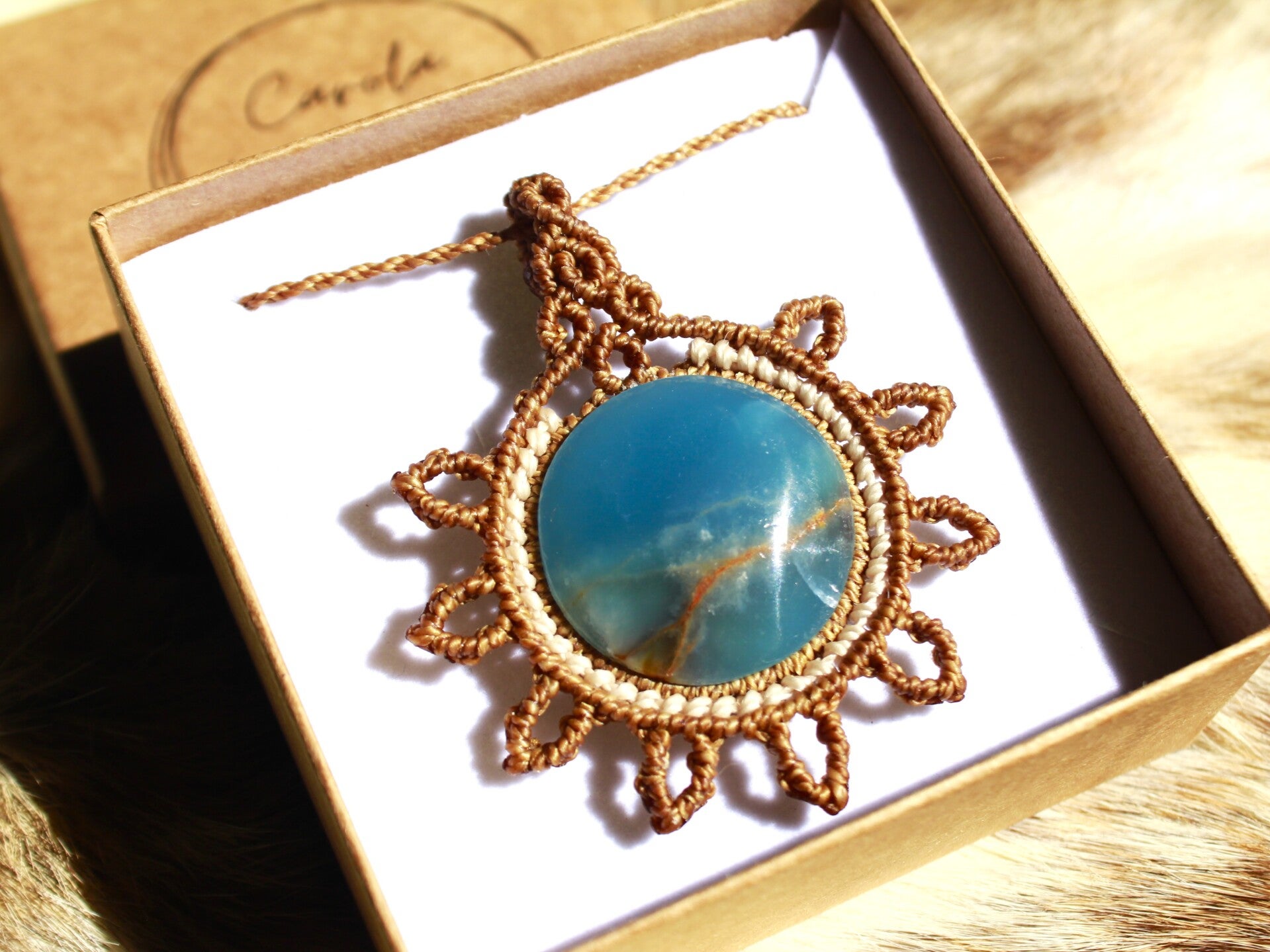 Collar colgante de macramé ''Surya'' grande con Ónix Cielo. Marrón y crema.