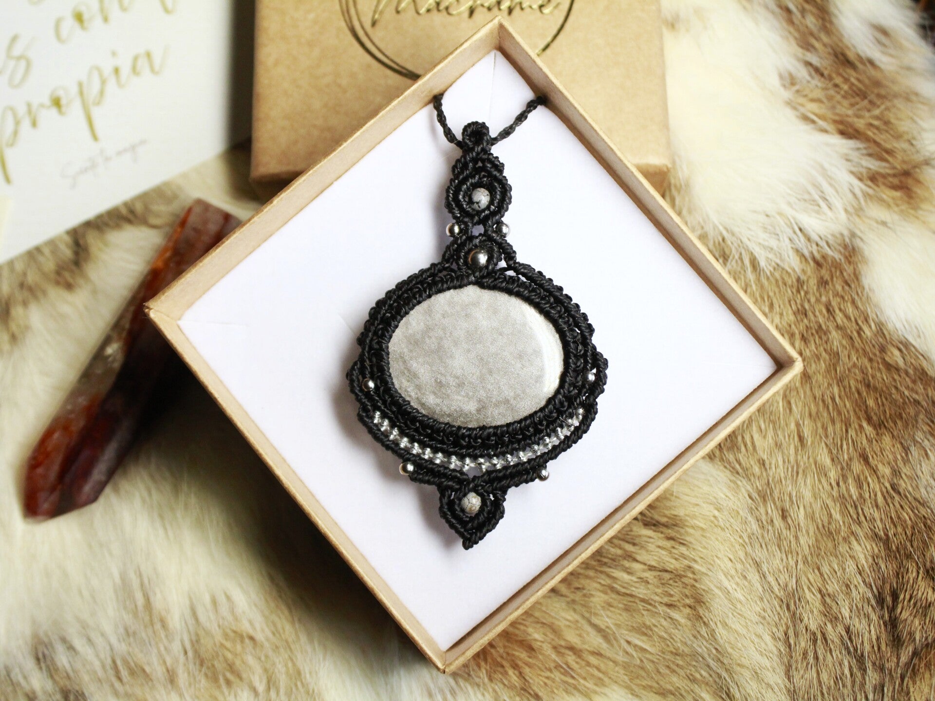 Colgante con Obsidiana Plateada y cuentas de Obsidiana moteada.