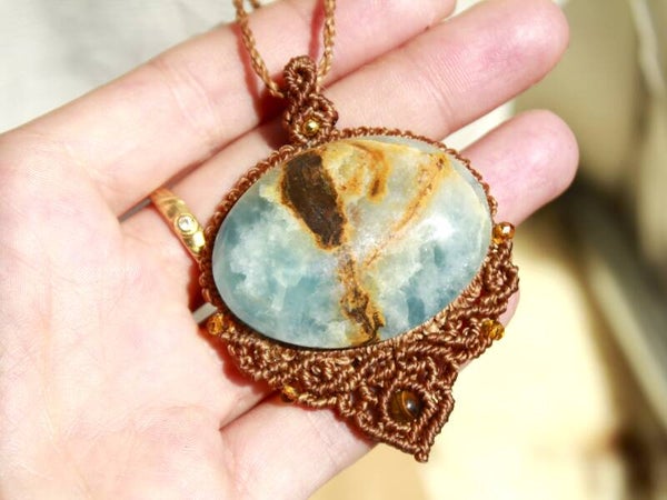 Colgante de macramé con Ónix Cielo grande y cuenta de Ojo de Tigre