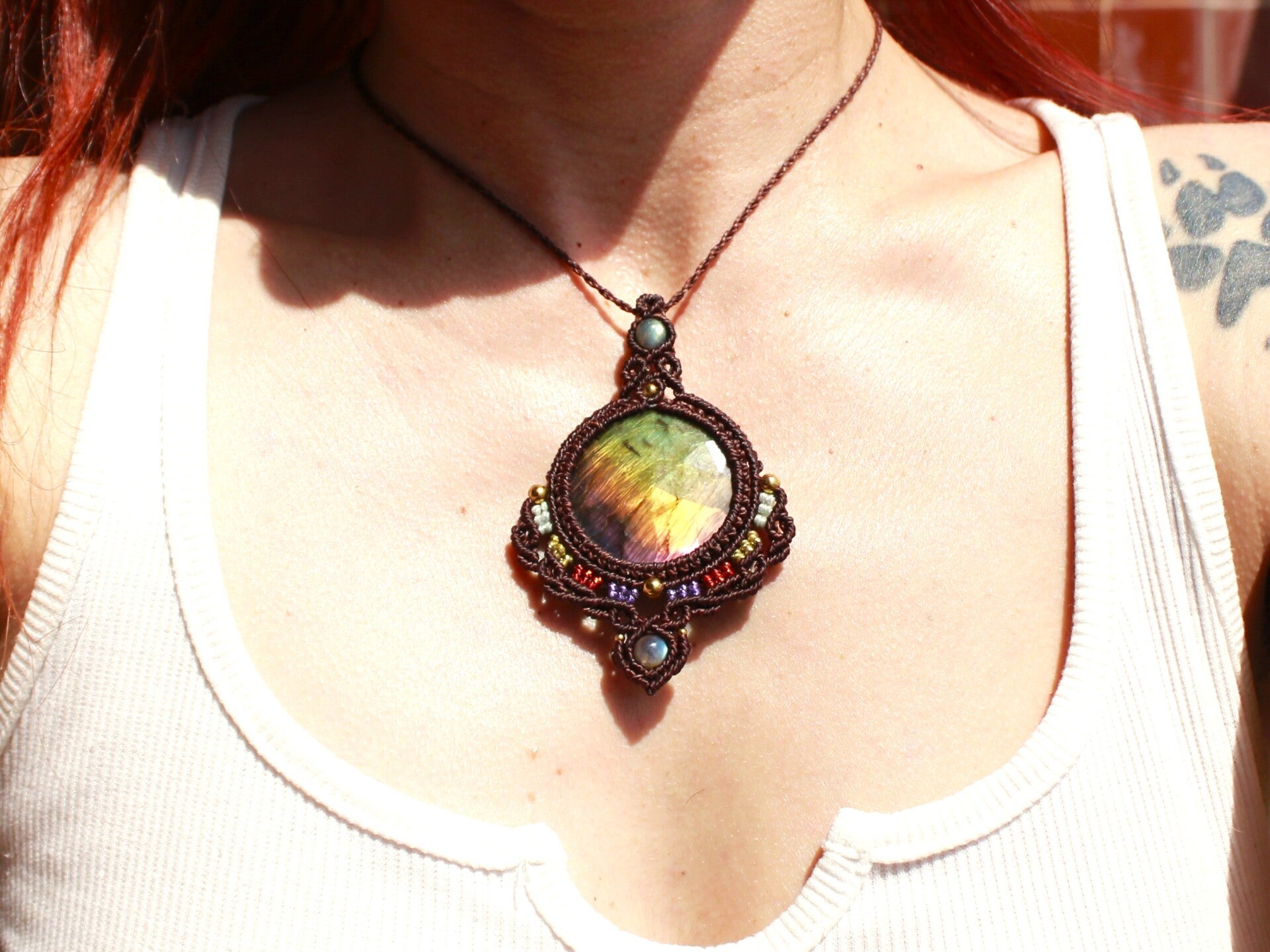 Gran Colgante Venus con Espectrolita multicolor facetada.