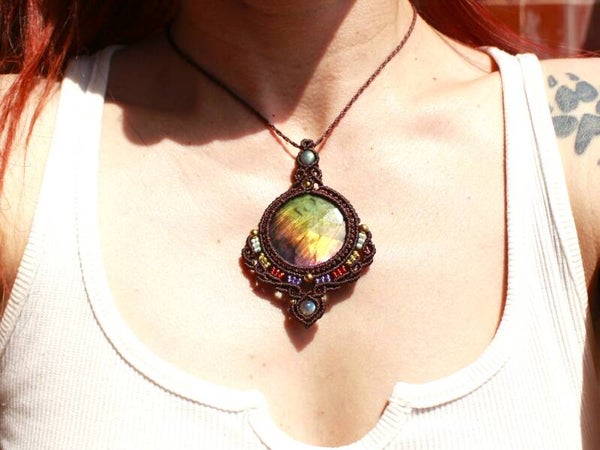 Gran Colgante Venus con Espectrolita multicolor facetada.