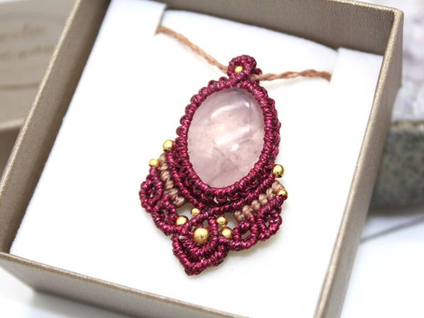 Colgante ''Aglaya'' con Cuarzo Rosa en fucsia metalizado y rosa pastel.