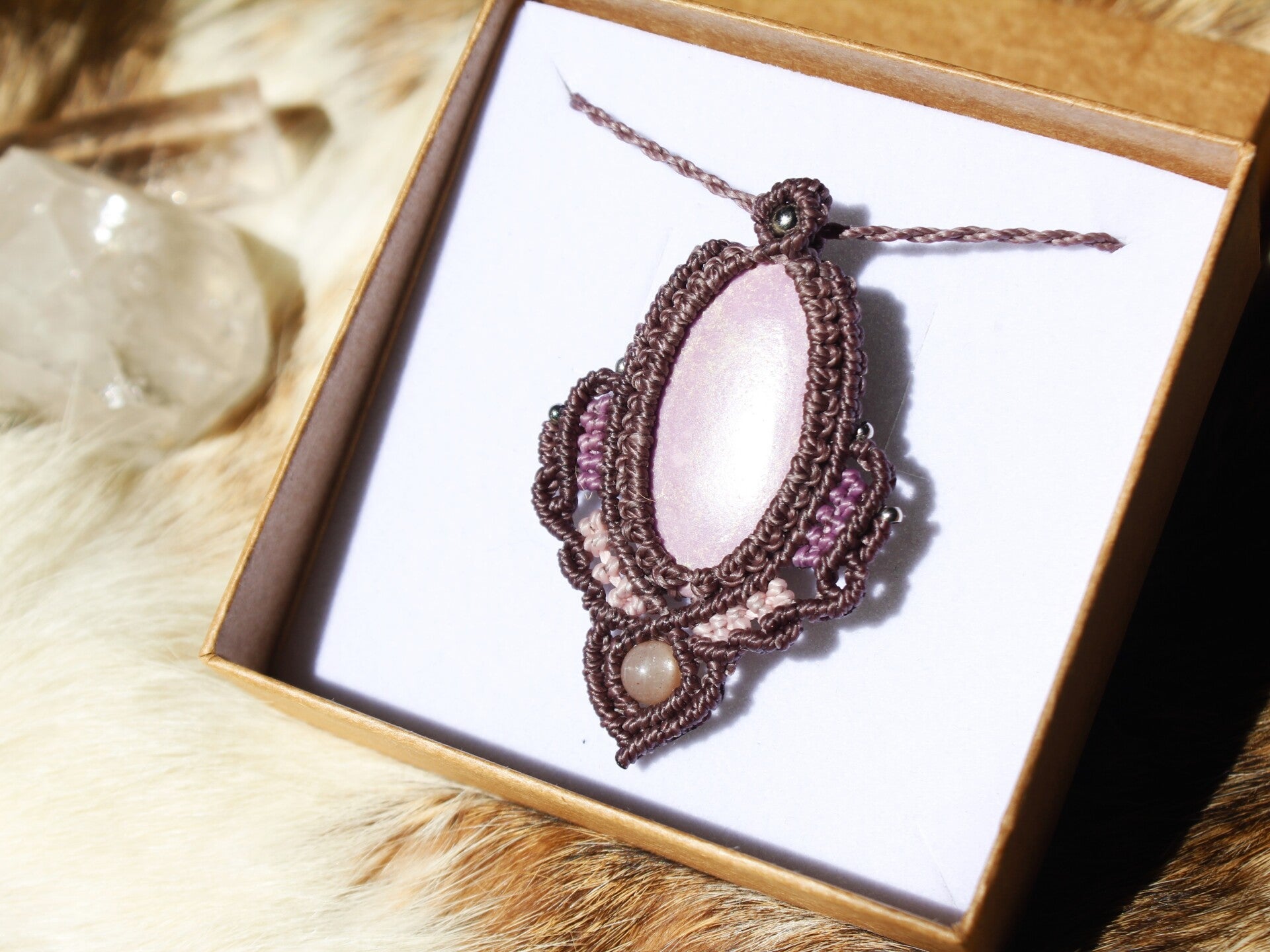 Colgante Venus con Fosfosiderita y cuenta de Peach moonstone.