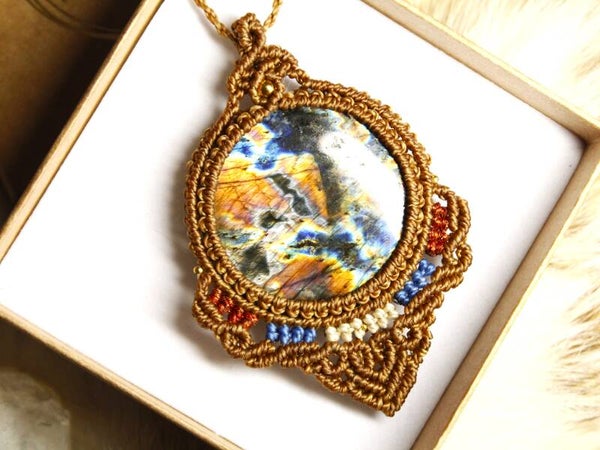 Gran Colgante Venus con Espectrolita multicolor.