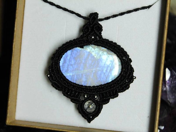 Colgante Bruma con Piedra Luna y cuenta de Cuarzo Arcoíris.