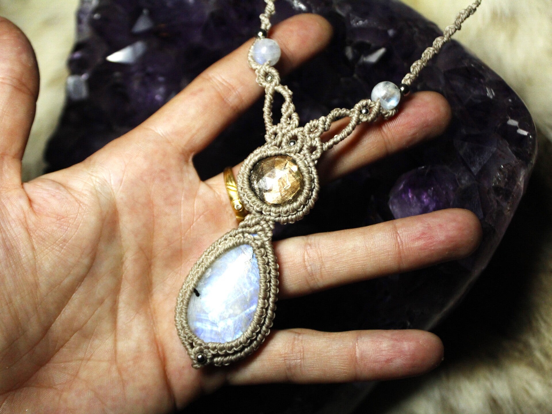 Colgante ''Equilibrium'' con Zafiro dorado facetado y Piedra Luna Arcoíris.